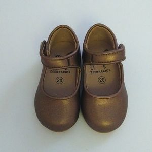 New Zeebra Kids girls Mary Janes size 20 Expresso color.